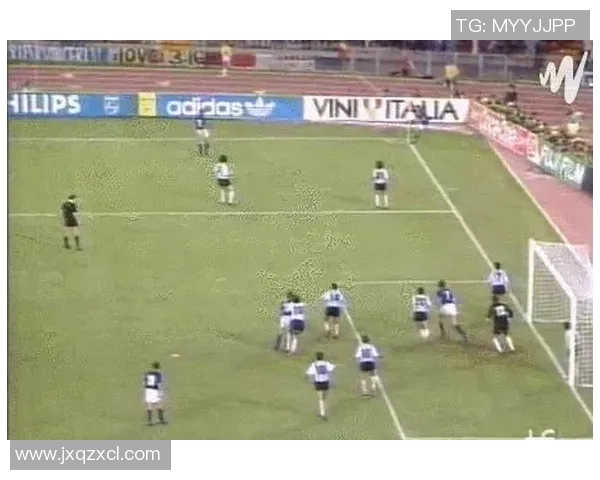 传奇球场上的英雄们:回顾那些有名的经典足球明星与他们的辉煌岁月