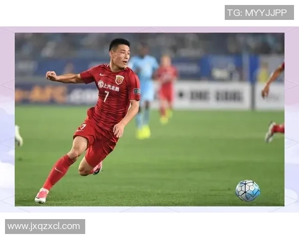 年轻后卫足球崛起新星展现潜力与激情引领未来赛场风潮 年轻后卫足球崛起新星展现潜力与激情引领未来赛场风潮